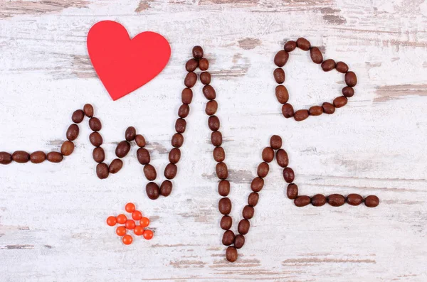 Kavrulmuş Kahve Tanecikleri Kırmızı Kalp Takviye Hapları Kalp Ritmi Ilaç — Stok fotoğraf