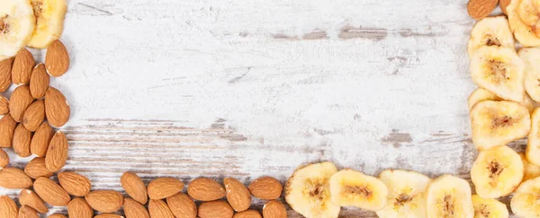アーモンドとバナナチップのソース炭水化物 食物繊維 ビタミンやミネラル 健康的で栄養価の高い食事の概念としてのフレーム — ストック写真