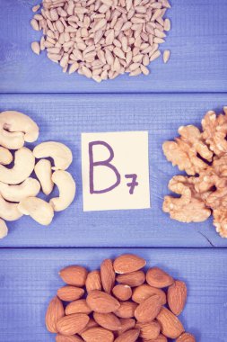 B7 vitamini, beslenme lifleri ve doğal mineraller içeren besleyici farklı bileşenler, sağlıklı beslenme konsepti