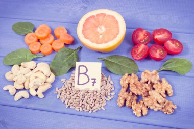 B7 vitamini, beslenme lifleri ve doğal mineraller içeren besleyici farklı bileşenler, sağlıklı beslenme konsepti