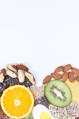 Tiroid şeklinde besleyici doğal bileşenler. Sağlıklı yiyecekler, kaynak vitamin ve mineral olarak kullanılır. Tiroid konseptiyle ilgili sorunlar. Metin için yer