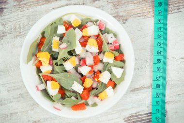 Mezura ve sebze ve yumurtalı taze salata, diyet, zayıflama ve sağlıklı yaşam tarzları ve beslenme konsepti