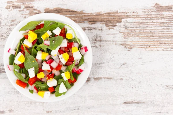 新鲜的豌豆沙拉 白色玻璃碗中的蔬菜和鸡蛋 健康的生活方式和营养的概念 复制空间的文字在乡村板上 — 图库照片