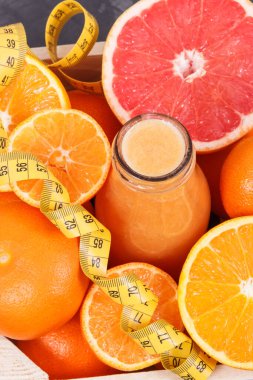 Doğal vitamin ve mineral kaynağı olarak narenciye meyvelerinden taze harmanlanmış kokkuyruk. Zayıflama, diyet ve sağlıklı beslenme konsepti