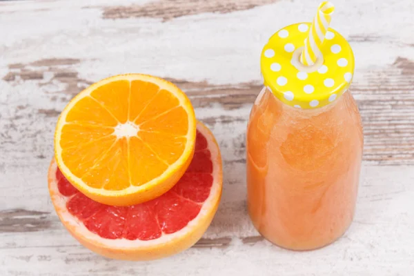 新鲜的由柑橘类水果制成的鸡尾酒或冰沙 含有天然维生素和矿物质的健康甜点 — 图库照片
