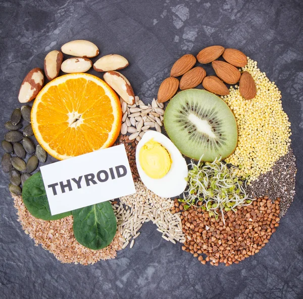 Besleyici Doğal Malzemeler Tiroid Şeklinde Meyve Sebzeler Vitamin Mineral Içeren — Stok fotoğraf