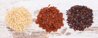 Kahverengi, siyah ve kırmızı pirinç, sade ve glütensiz beslenme kavramı.