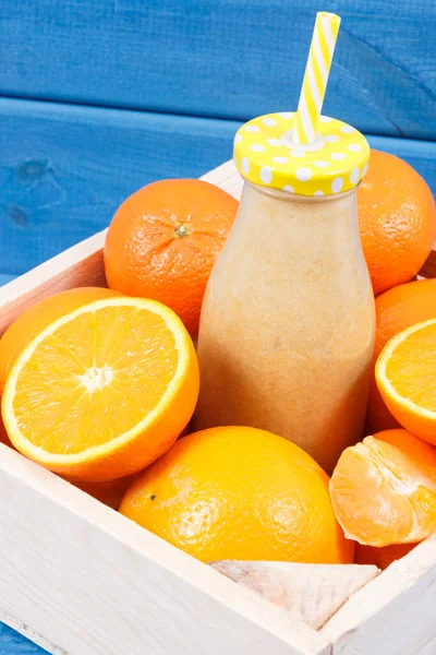 从柑橘类水果中提取的健康的鸡尾酒或果汁 夏季更新含天然维生素和矿物质的甜点 — 图库照片