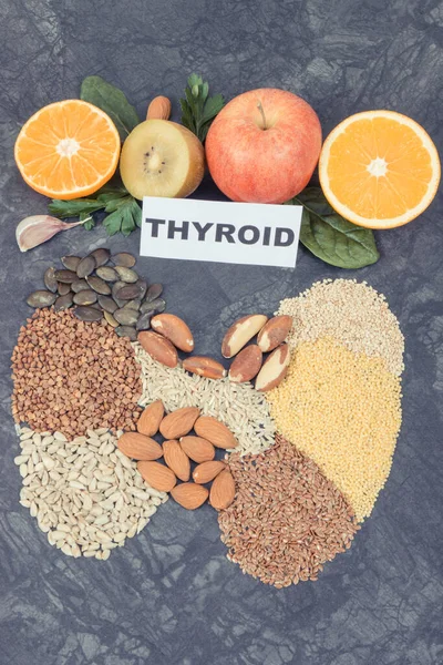 Sağlıklı Malzemelerden Yapılmış Tiroid Şekli Doğal Vitaminler Mineraller — Stok fotoğraf