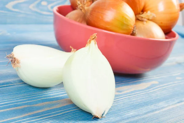 Zwiebeln Glasschale Auf Blauen Brettern Liegend Konzept Der Gesunden Ernährung — Stockfoto