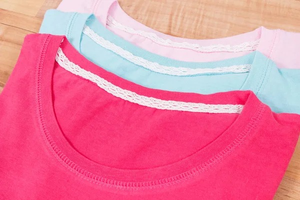 Camisas Colores Femeninos Personales Tableros Rústicos Concepto Ropa Para Mujer —  Fotos de Stock