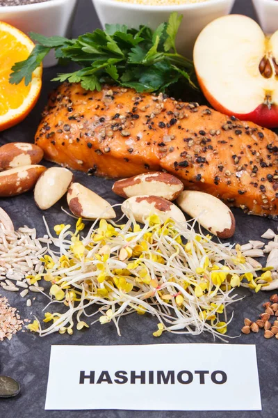 为健康的甲状腺注射含最佳营养食品的石本 含维生素和矿物质的天然食物 — 图库照片