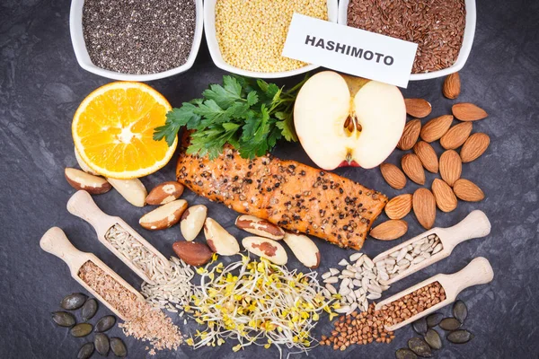 甲状腺のための有益な栄養価の高い食事 天然のビタミンやミネラルとして健康的な成分 — ストック写真