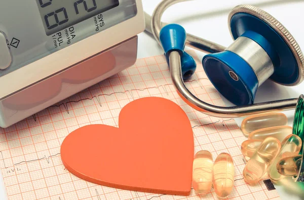 Herzform Medizinisches Stethoskop Geräte Zur Blutdruckmessung Und Tabletten Elektrokardiogramm Ekg — Stockfoto