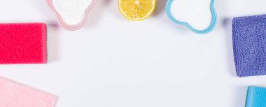 Ev temizliği için renkli aksesuarlar ve zehirli olmayan doğal deterjanlar, ev işleri kavramı, yazıtlar için yer