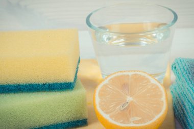 Renkli aksesuarlar ve evdeki farklı yüzeyleri temizlemek için doğal, zehirsiz deterjanlar, ev işleri kavramı