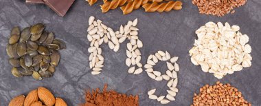 Magnezyum içeren besleyici yiyecekler. Kaynak olarak sağlıklı besin doğal vitaminler, mineraller ve beslenme lifleri