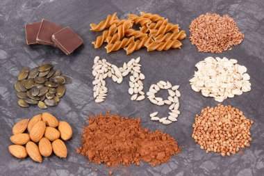 Magnezyum, vitamin, diyet lifleri ve doğal mineraller içeren farklı malzemeler. Sağlıklı besleyici yiyecekler