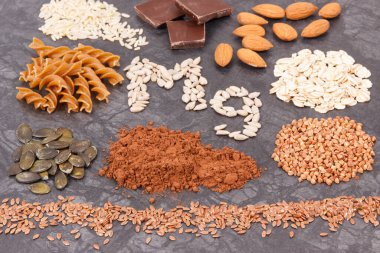 Magnezyum, vitamin, diyet lifleri ve doğal mineraller içeren farklı malzemeler. Sağlıklı besleyici yiyecekler