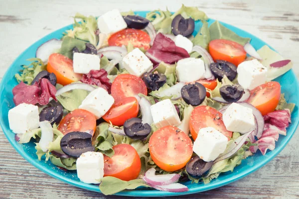 Friss Görögsaláta Feta Sajttal Zöldséggel Mint Természetes Vitaminokat Ásványi Anyagokat — Stock Fotó