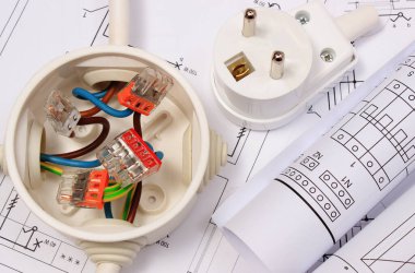 Elektrik kablosu, elektrik kablosu, fiş ve konut planı. Elektrik tesisatlarında kullanılan bileşenler. Mühendislik işleri için aksesuarlar