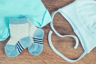 Erkek bebek için mavi elbise, çocuklar için beklenen ve aile kavramını genişletecek.