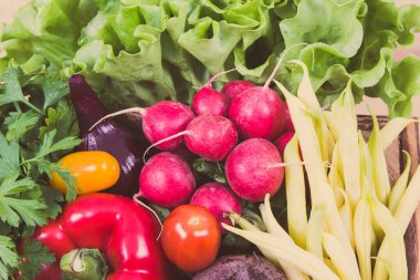 Doğal mineraller ve vitaminler içeren taze, olgun, sağlıklı sebzeler. Zayıflamak ve diyet yapmak için en iyi yiyecek.