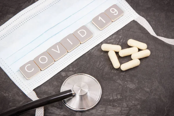 Covid Felirat Sebészeti Vagy Védőmaszkkal Tablettával Sztetoszkóppal Koronavírus Járvány Tört — Stock Fotó