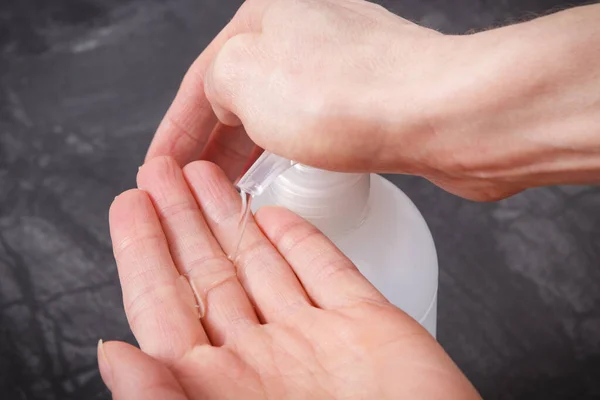 Mãos Mulher Com Líquido Desinfetante Sabão Para Mãos Desinfecção Pare — Fotografia de Stock