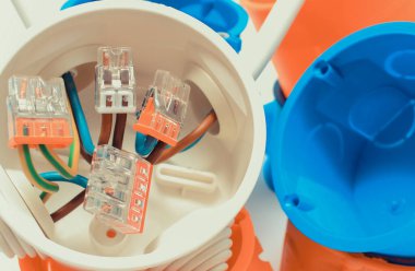 Elektrik tesisatlarında kullanılan bakır kablolar ve kutular ile elektrik kutusu. Mühendislik işleri için aksesuarlar