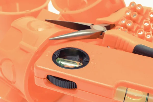電気設備で使用するオレンジの電気ボックスやその他のコンポーネントやツール エンジニアリング業務用アクセサリ — ストック写真