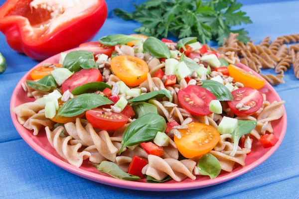 Frischer Salat Mit Vollkornnudeln Und Gemüse Ernährungs Und Ernährungskonzept — Stockfoto