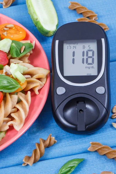 Glukometer Med Sockerhalt Och Färskberedd Sallad Med Fullkornspasta Och Grönsaker — Stockfoto