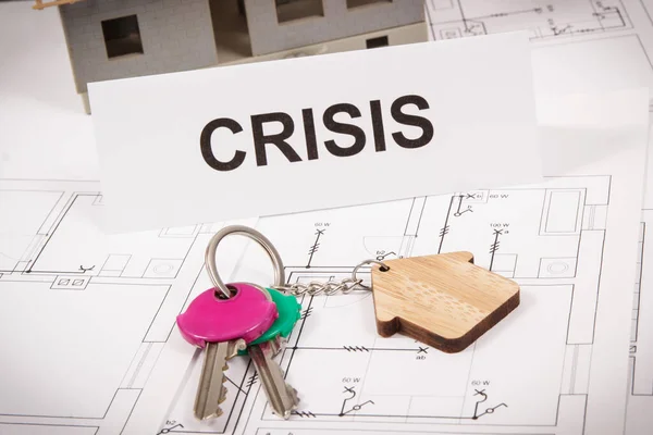 Κλειδιά Σχήμα Σπιτιού Και Επιγραφή Κρίση Στο Σχέδιο Στέγασης Πτώση — Φωτογραφία Αρχείου