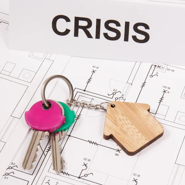 Κλειδιά Σχήμα Σπιτιού Και Επιγραφή Κρίση Στο Σχέδιο Στέγασης Πτώση — Φωτογραφία Αρχείου