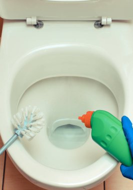 Eldiven temizleme kabını fırça ve kimyasal detejanı kullanarak ver. Ev temizliği ve ev işleri kavramı