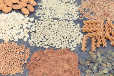 Magnezyum içeren besleyici yiyecekler. Kaynak olarak sağlıklı besin doğal vitaminler, mineraller ve beslenme lifleri