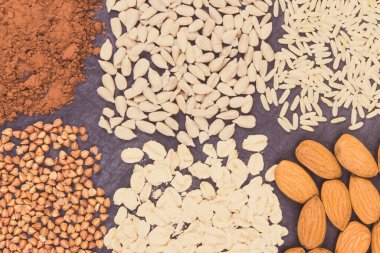 Magnezyum içeren besleyici yiyecekler. Kaynak olarak sağlıklı besin doğal vitaminler, mineraller ve beslenme lifleri