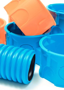 Turuncu ve mavi elektrik kutuları ve elektrik tesisatlarında kullanılan diğer bileşenler. Mühendislik işleri için aksesuarlar