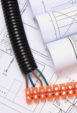 Elektrikli bakır kablolar ve ev inşaat diyagramlarıyla donatılmış plastik turuncu elektrik küpü. Elektrik tesisatlarında kullanılan bileşenler ve aksesuarlar