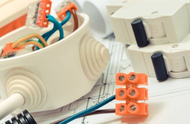 Evin elektrik tesisatı ve inşaat şemaları için bileşenler ve aksesuarlar