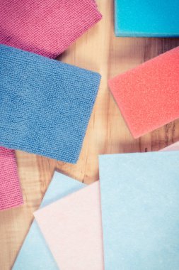 Eski fotoğraflar, farklı yüzey ve odaları temizlemek için renkli aksesuarlar.