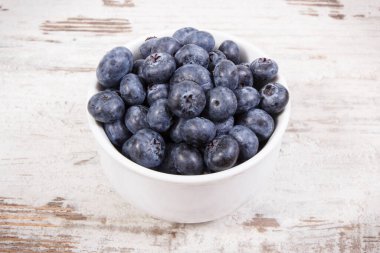 Cam kasede taze yaban mersini, doğal mineral ve vitamin kaynağı, sağlıklı tatlı konsepti.