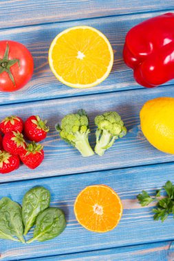 C vitamini ve lif içeren taze meyve ve sebzeler, sağlıklı gıda konsepti ve bağışıklığın güçlendirilmesi