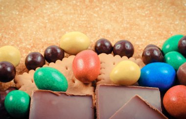 Granüle edilmiş doğal esmer şeker ve kurabiyeli şekerler. Sağlıksız yiyecekler ve çok fazla tatlı konsepti