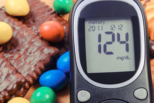 Glucosímetro Para Comprobar Nivel Azúcar Montón Caramelos Con Galletas Diabetes — Foto de Stock