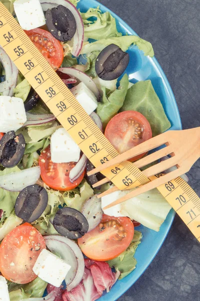 Mérőszalag Friss Görög Saláta Feta Sajttal Zöldséggel Egészséges Étel Mint — Stock Fotó
