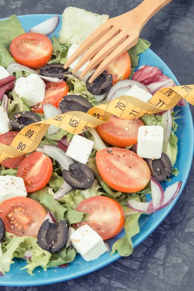 Mérőszalag Frissen Elkészített Görög Saláta Feta Sajttal Zöldséggel Legjobb Élelmiszer — Stock Fotó