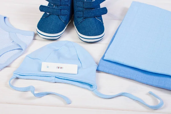 孕妇检查结果呈阳性 新生儿衣服呈阳性 大家庭和待产的概念 — 图库照片