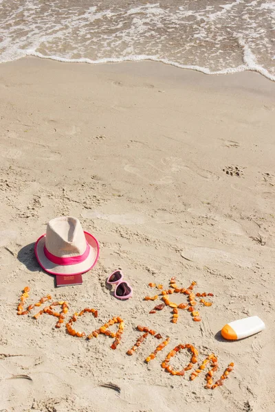 在海滩的沙滩上用琥珀色的石头 日光浴用的饰物和护照注册度假 日光浴和夏季 — 图库照片